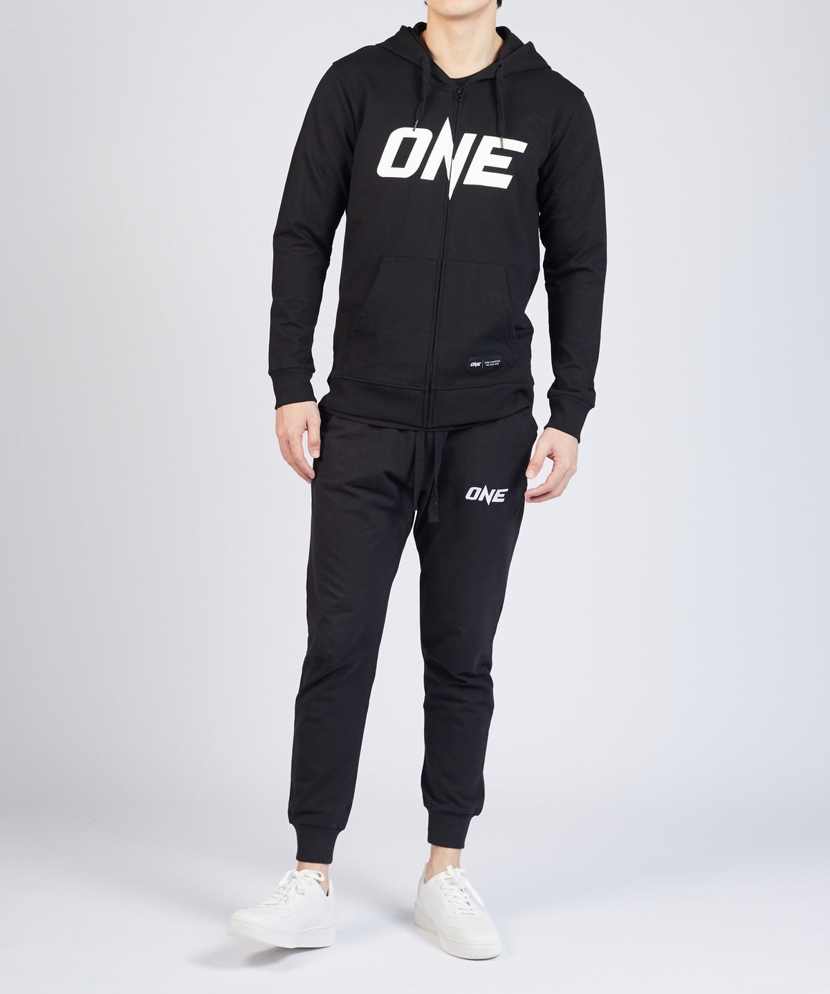 เสื้อฮู้ดมีซิป โลโก้ ONE (สีดำ)