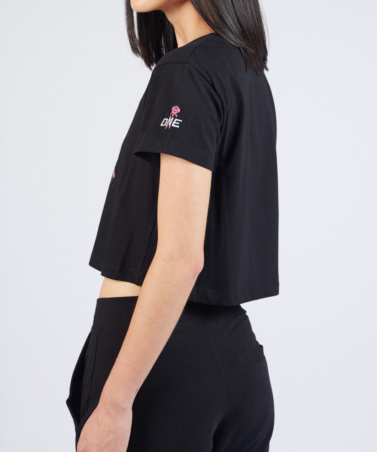 เสื้อยืดคร็อป WE ARE ONE (สีดำ)