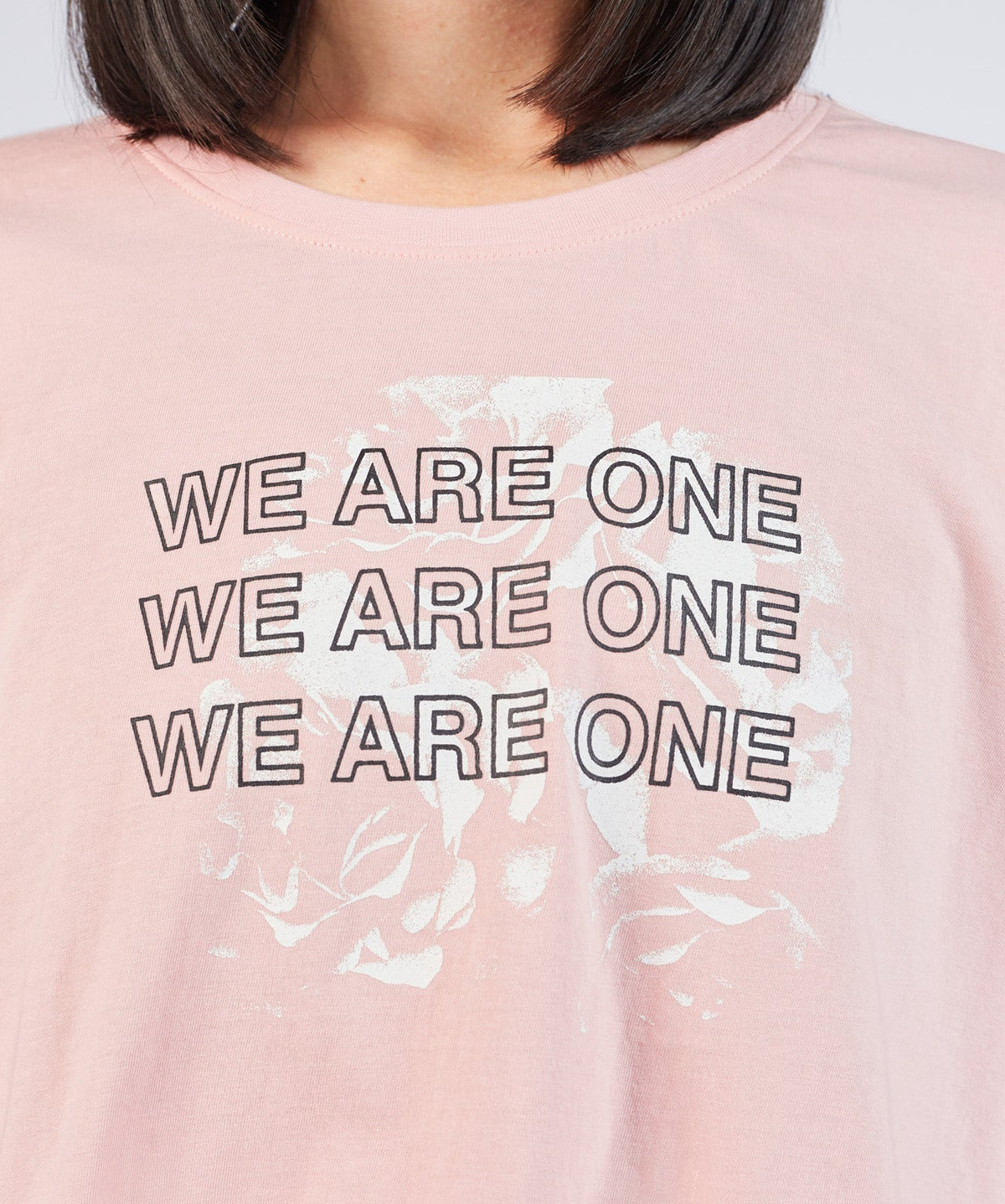 เสื้อยืดคร็อป WE ARE ONE (สีชมพู)