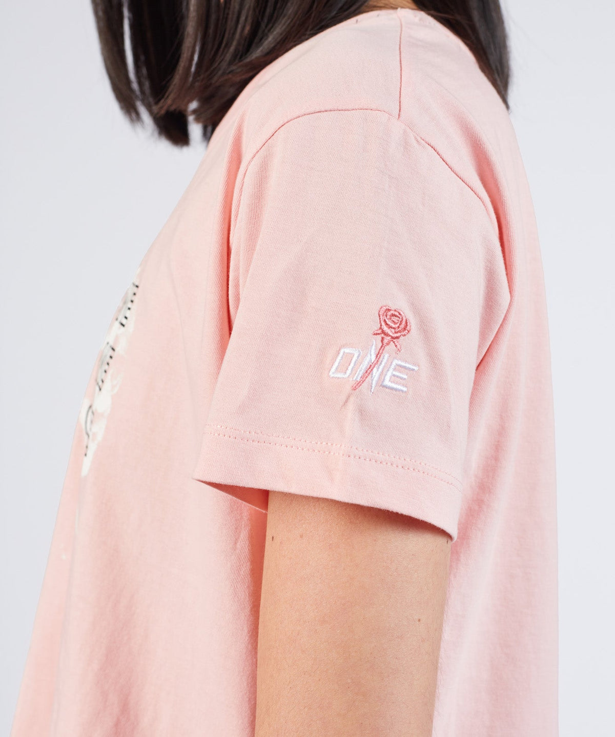 เสื้อยืดคร็อป WE ARE ONE (สีชมพู)
